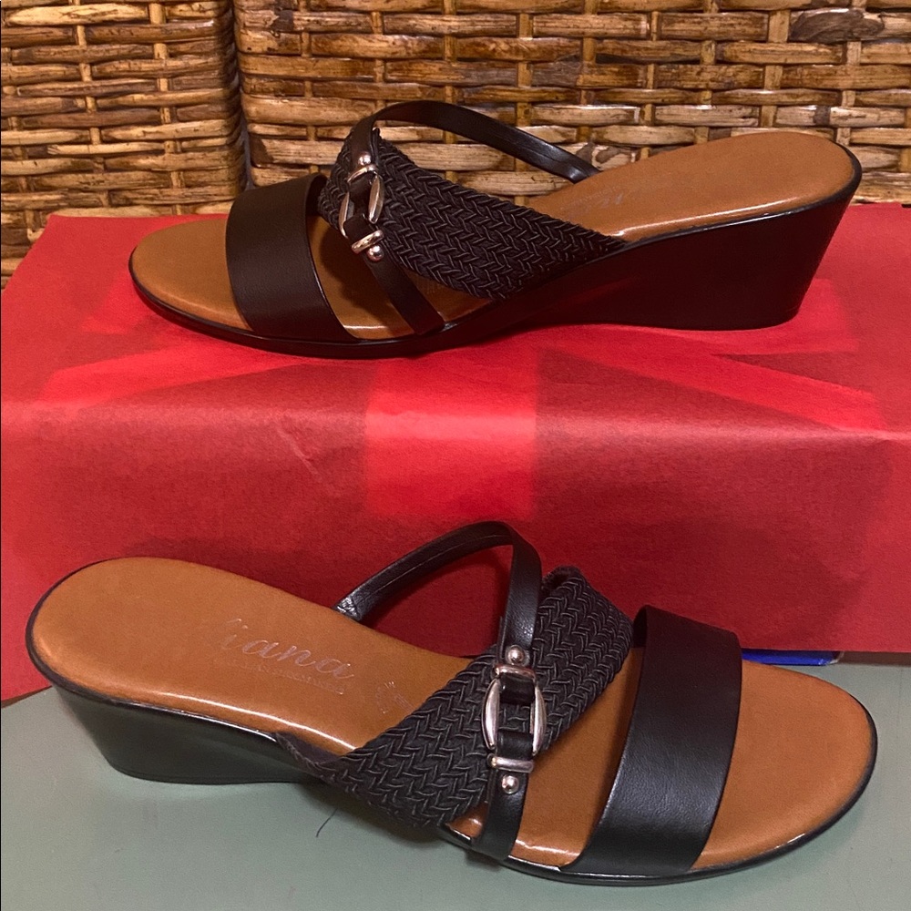 NWOB Italiana Black decorative, buckle, Mule/Slide Sandals made in Italy 9M
